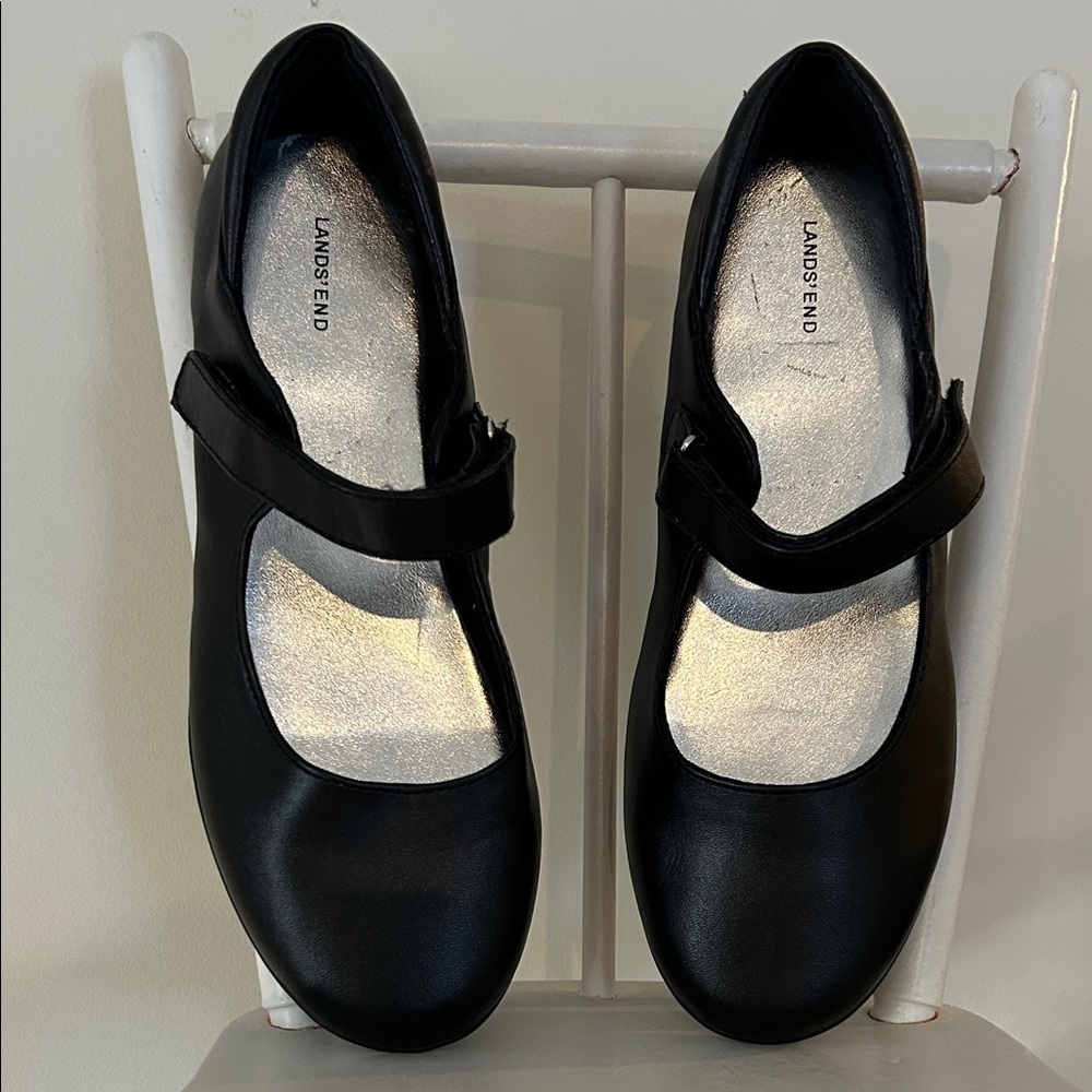 Lands’ End kids easy on classic Mary Jane black flats